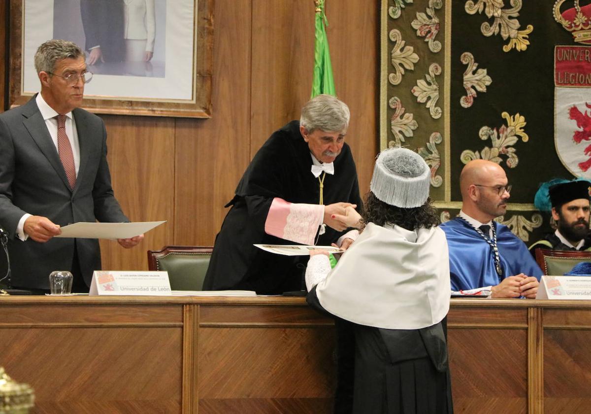 El rector de la Universidad de León, Juan Francisco García Marín, entrega los diplomas en el acto de celebración de San Isidoro, patrono de la ULE.