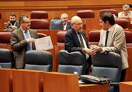 El consejero de Medioambiente, Vivienda y Ordenación del Territorio, Juan Carlos Suárez-Quiñones, conversa con el procurador de Vox, Ignacio Sicilia.