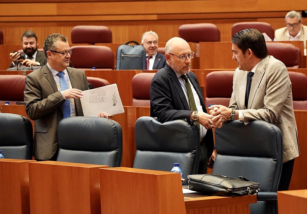 El consejero de Medioambiente, Vivienda y Ordenación del Territorio, Juan Carlos Suárez-Quiñones, conversa con el procurador de Vox, Ignacio Sicilia.