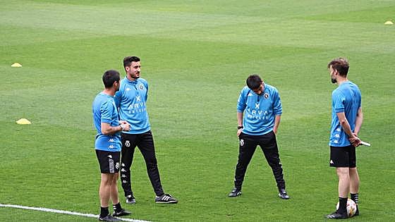 Israel Martínez, entrenador del filial, dirige el primer entrenamiento posDocampo