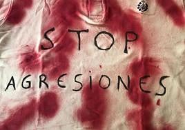 Una camiseta manchada de 'sangre' para denunciar las agresiones en prisiones.