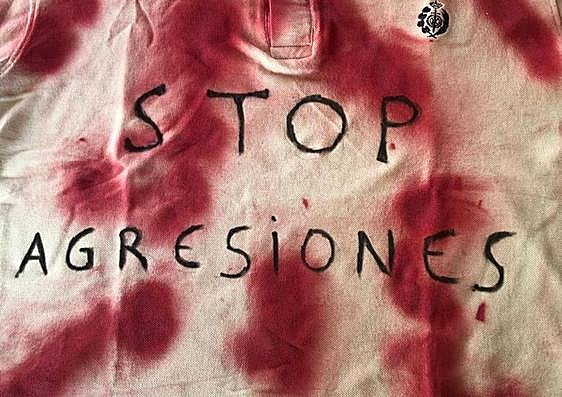 Una camiseta manchada de 'sangre' para denunciar las agresiones en prisiones.