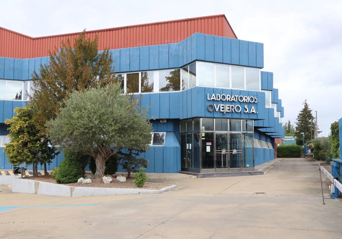 Fachada principal de la factoría de Laboratorios Ovejero en su sede de León.