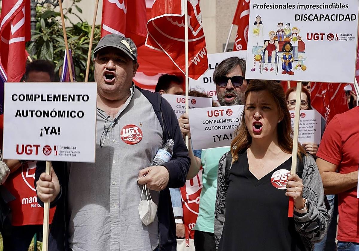 El secretario general de UGT-SP Castilla y León, Tomás Pérez, y la secretaria de Enseñanza UGT-SP Castilla y León, Beatriz García, participan en la concentración de los trabajadores de los centros de Atención a la Discapacidad en la Comunidad.