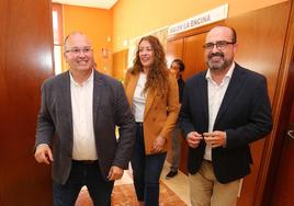 Miguel Tellado, Ester Muñoz y Marco Morala durante la presentación de la candidatura de este último al Ayuntamiento de Ponferrada.