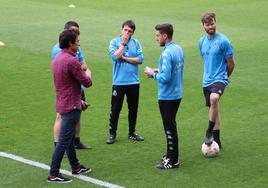 Isra Martínez, segundo por la derecha, durante su primer entrenamiento el pasado miércoles.