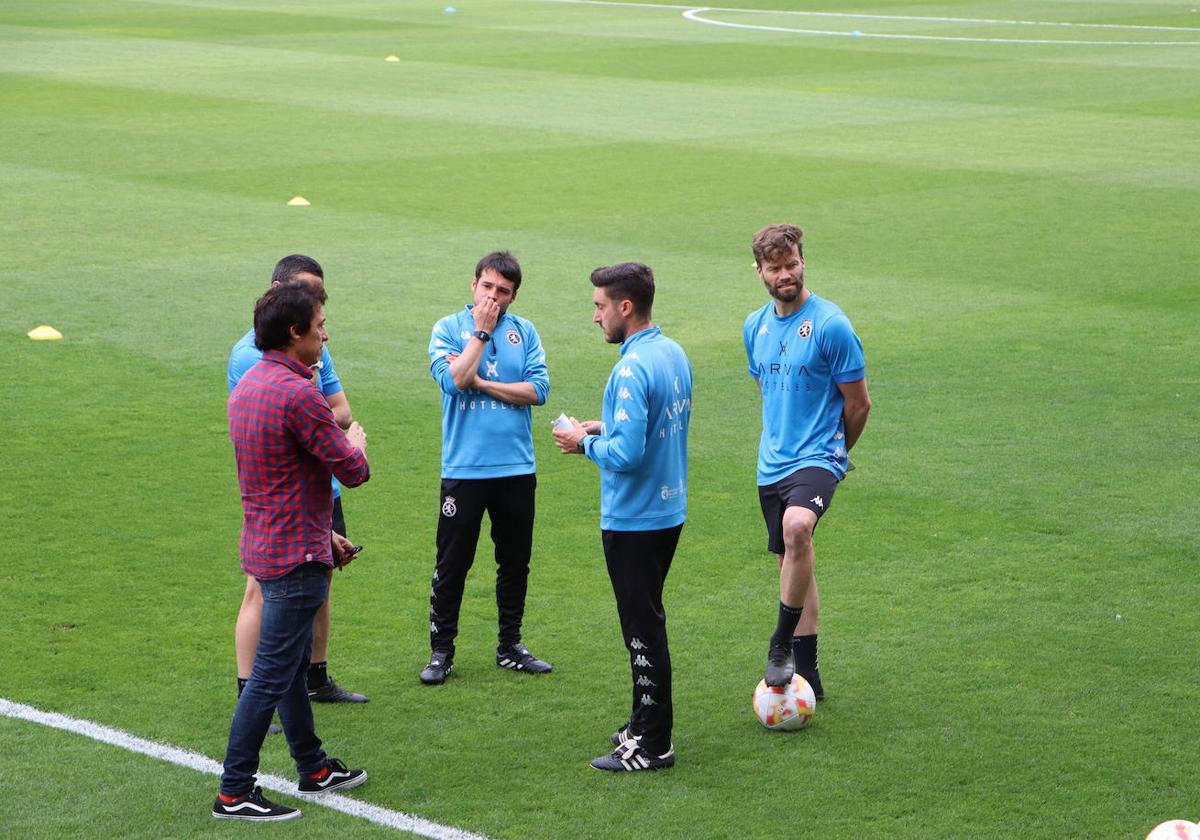 Isra Martínez, segundo por la derecha, durante su primer entrenamiento el pasado miércoles.