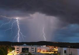 Tormenta descargando sobre la ciudad de León.