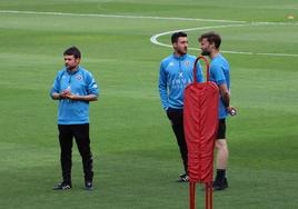 Isra Martínez, segundo por la derecha, durante su primer entrenamiento como técnico del primer equipo.