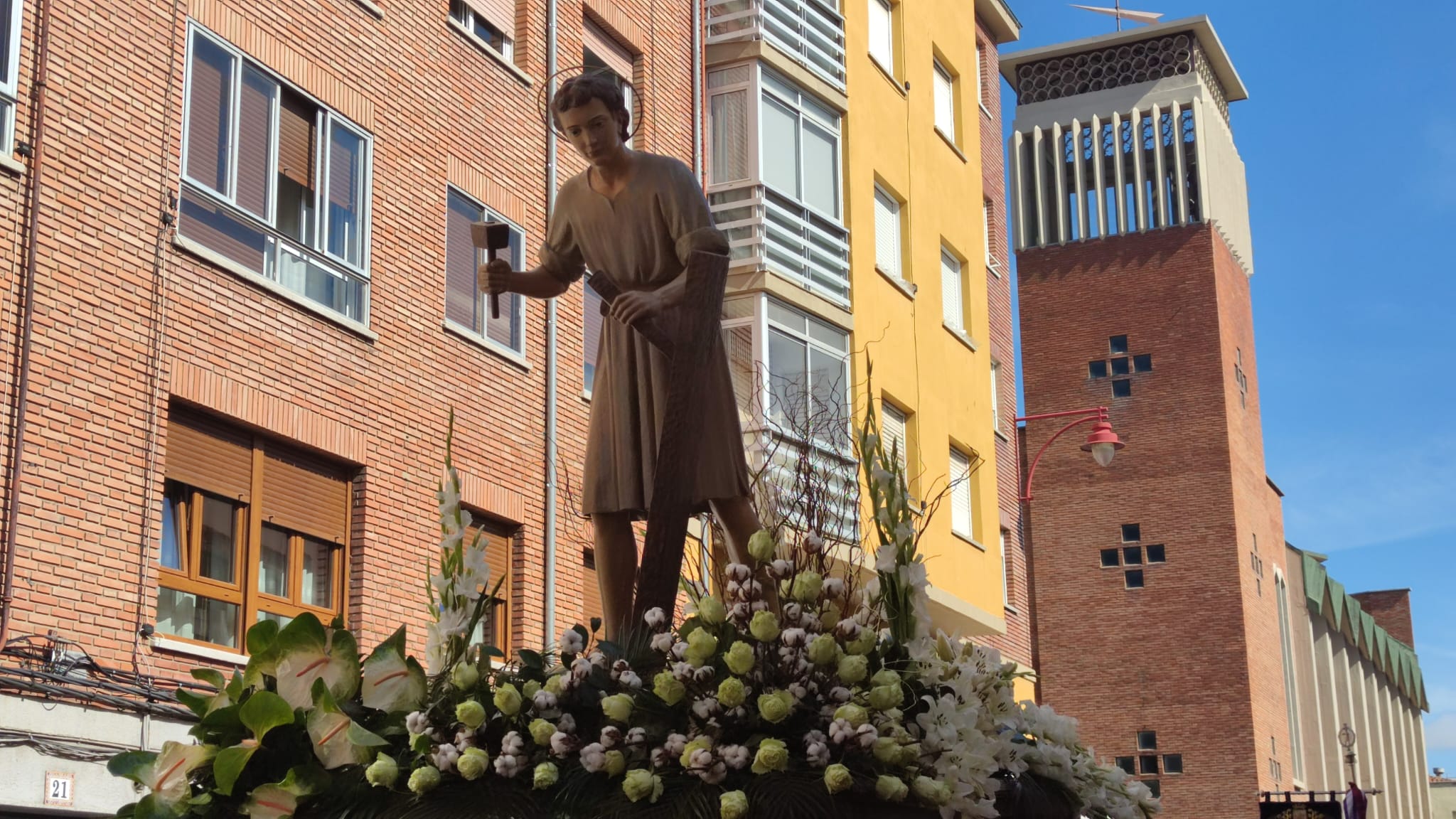 Procesión por las calles de León