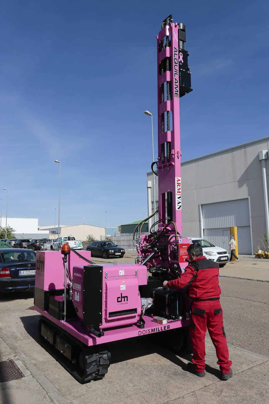 La empresa leonesa Armivan presenta una máquina hincadora de color rosa con fines solidarios