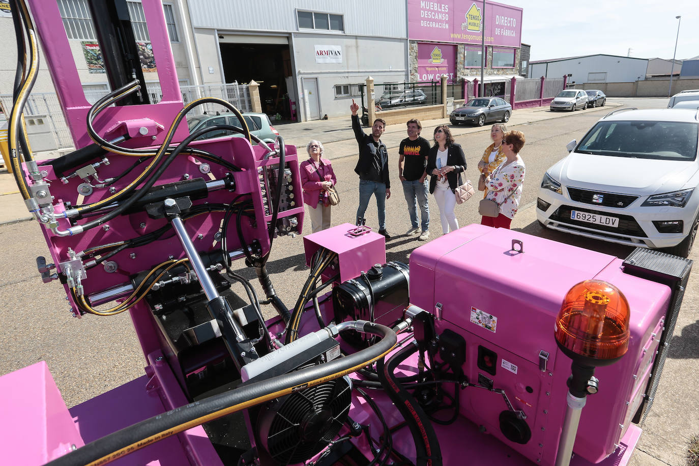 La empresa leonesa Armivan presenta una máquina hincadora de color rosa con fines solidarios