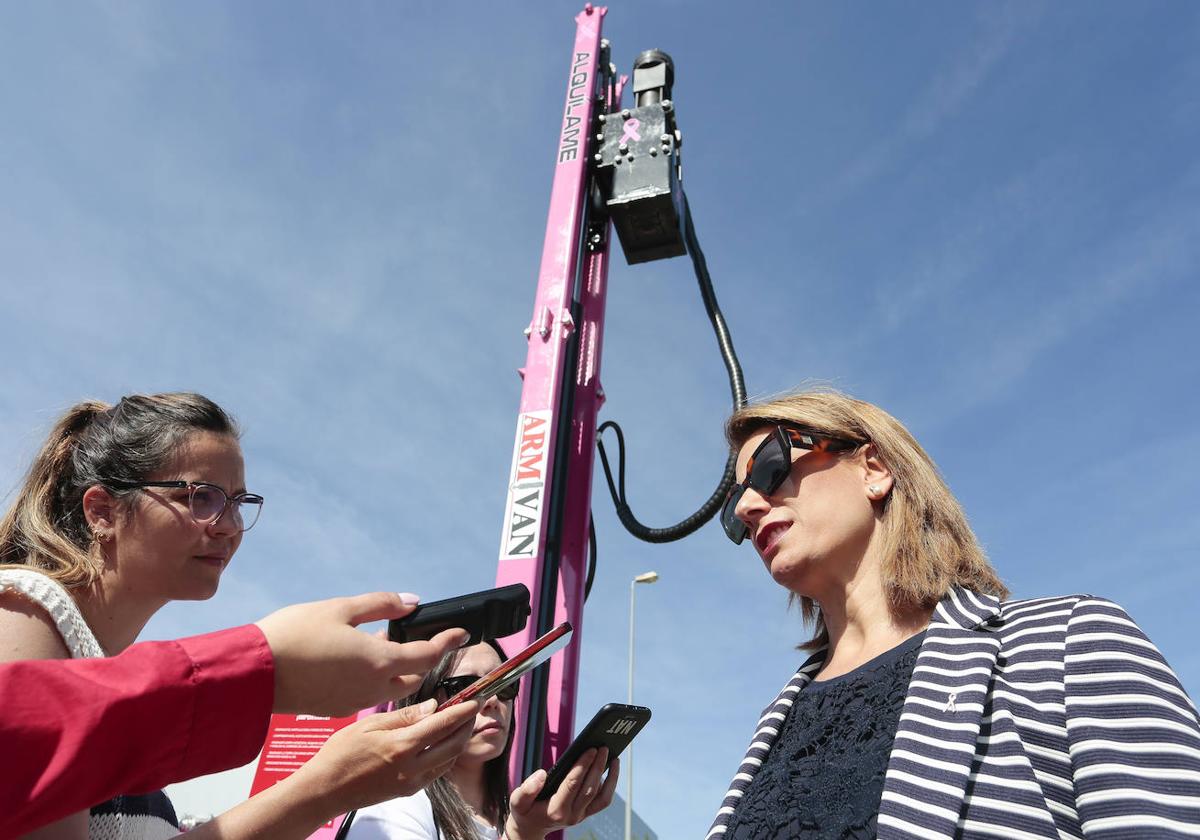 La empresa leonesa Armivan presenta una máquina hincadora de color rosa con fines solidarios