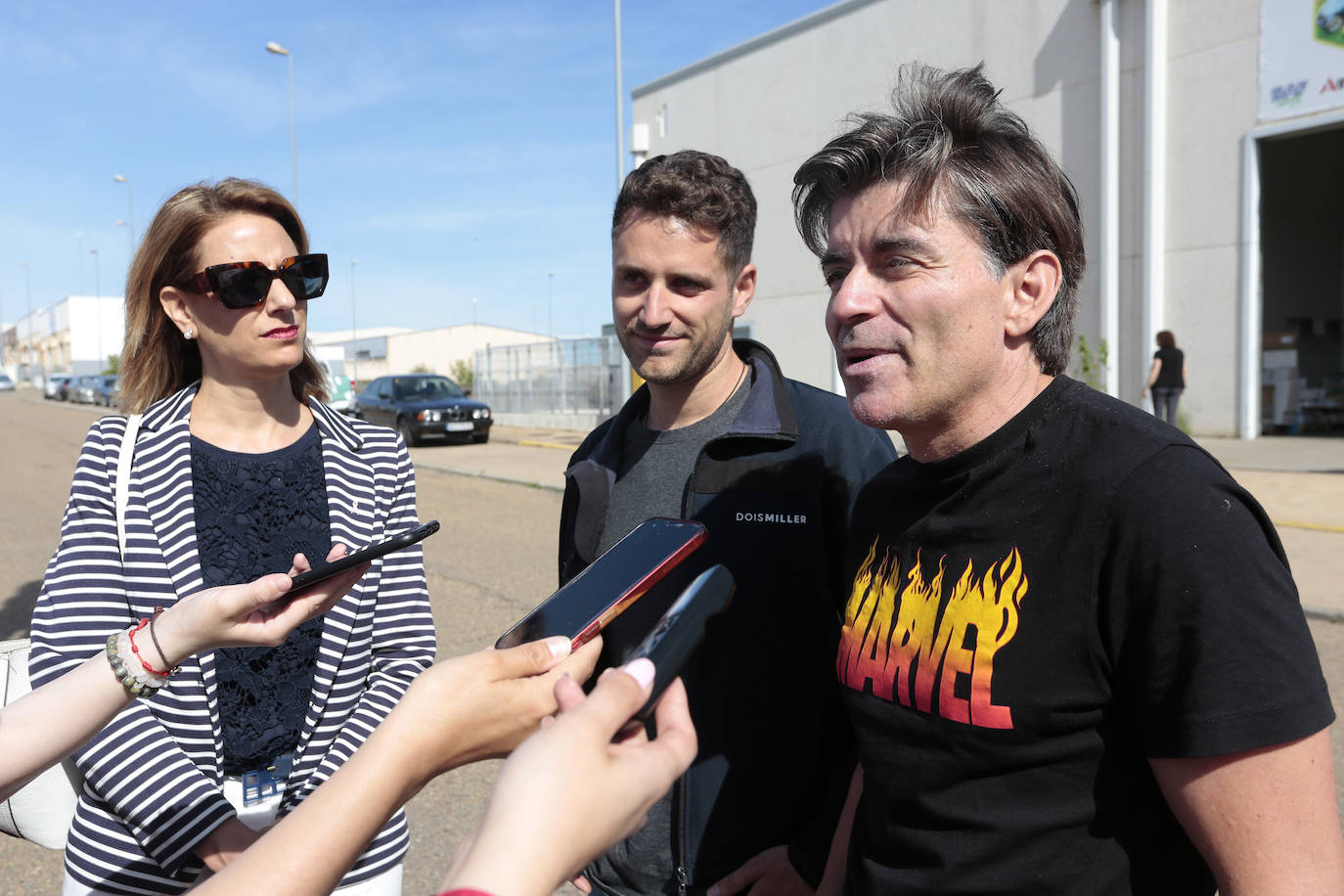 La empresa leonesa Armivan presenta una máquina hincadora de color rosa con fines solidarios