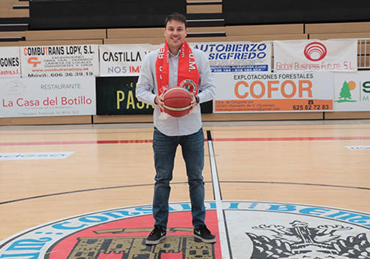 'Popi' Rodríguez durante su presentación como entrenador del Embutidos Pajariel Bembibre.