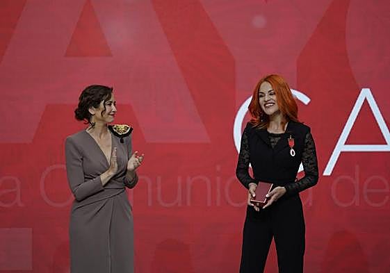 Sara García recoge de manos de Isabel Díaz Ayuso la Medalla de Plata de la Comunidad de Madrid.