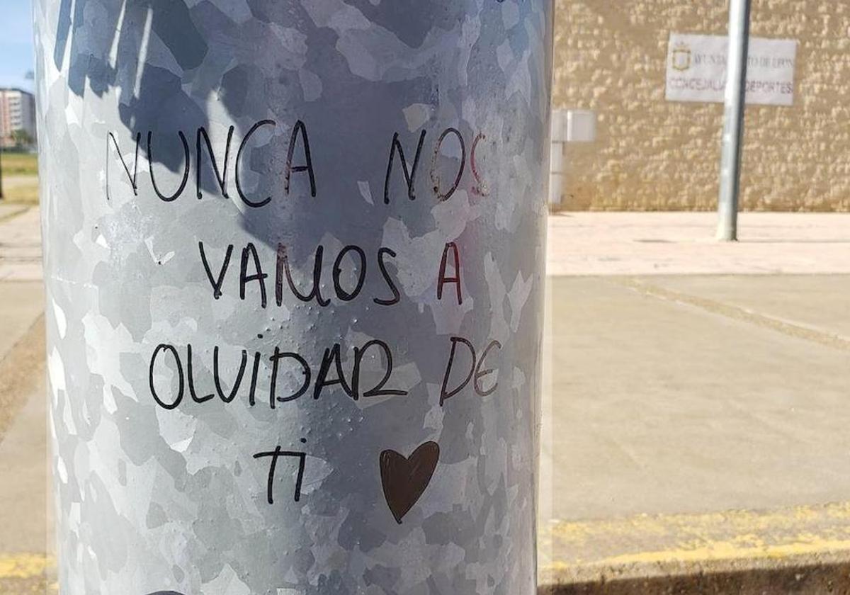 Una inscripcion recuerda el crimen en la zona de la Universidad de León.