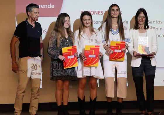 María Cuervo, Sandra Jimeno y Clara Fernández, alumnas de 2º de Bachillerato del Colegio Maristas San José, junto a su tutora María Aidén de Paz ganadoras del certamen.