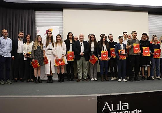 Foto de familia de los premiados en el certamen de Aula Emprende de Ildefe.