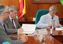 En el acto han participaddo Juan Francisco García Marín, rector de la ULE, Ramón Ángel Fernández, vicerrector de Infraestructuras y Sostenibilidad, Jesús Manuel Rebolleda Vallejo, secretario general de Coated Solutions, y Paulo Alexandre Bastos GonÇalves, director de Industria de Coated Solutions.