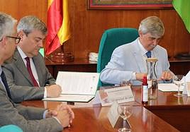 El director de Industria de Coated Solutions y el rector de la Unviersidad de León firman el convenio de colaboración.