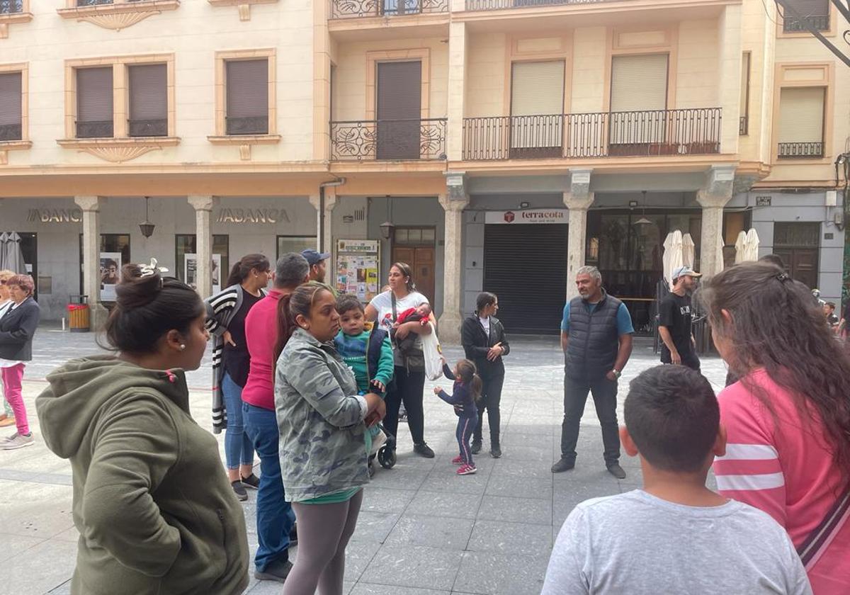 Varias familias acudieron al Ayuntamiento de Astorga para exigir una solución.