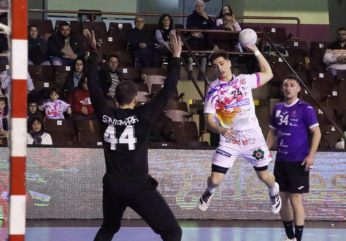 Antonio Martínez ejecuta un lanzamiento ante Santamaría en el partido en el Palacio de los Deportes entre el Ademar y el BM Guadalajara.