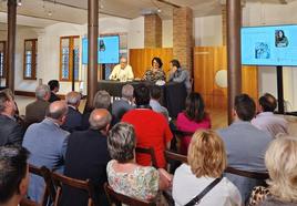 Teresa Mata, catedrática de Derecho Financiero, licenciada en Derecho y Ciencias Políticas, escritora y articulista, en la presentación en Botines de su último libro, 'Más allá del Papel'.