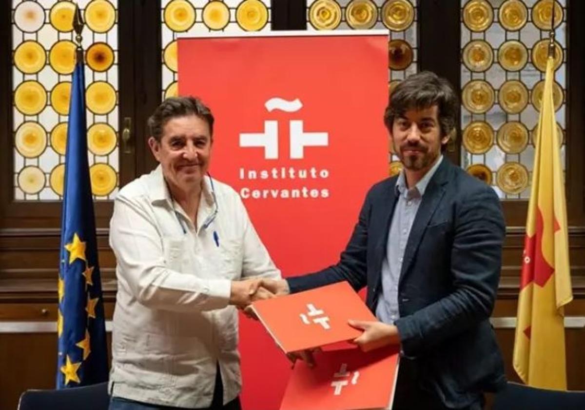 Un instante de la firma del acuerdo entre el Instituto Cervantes y el ILC de León.