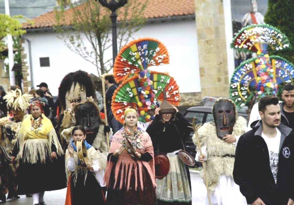 La Asociación Cultural 'Guirrios y Madamas' durante el I Encuentro Internacional de Mascaradas de Cantabria