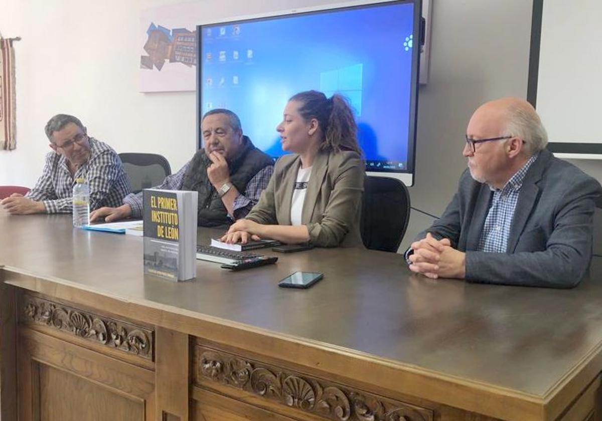 Un instante de la presentación del libro realizada este jueves.