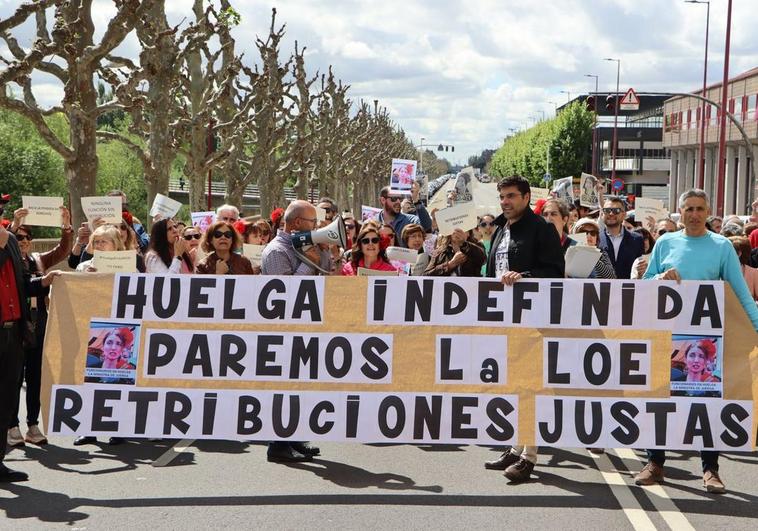 Los funcionarios de Justicia cortan la calle Sáenz de Miera durante su primera jornada de paro completo.