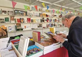 Las casetas de Ordoño II ya han levantado sus persinas este jueves, 4 de mayo, día de la inauguración oficial de la 45 Feria del Libro de León.