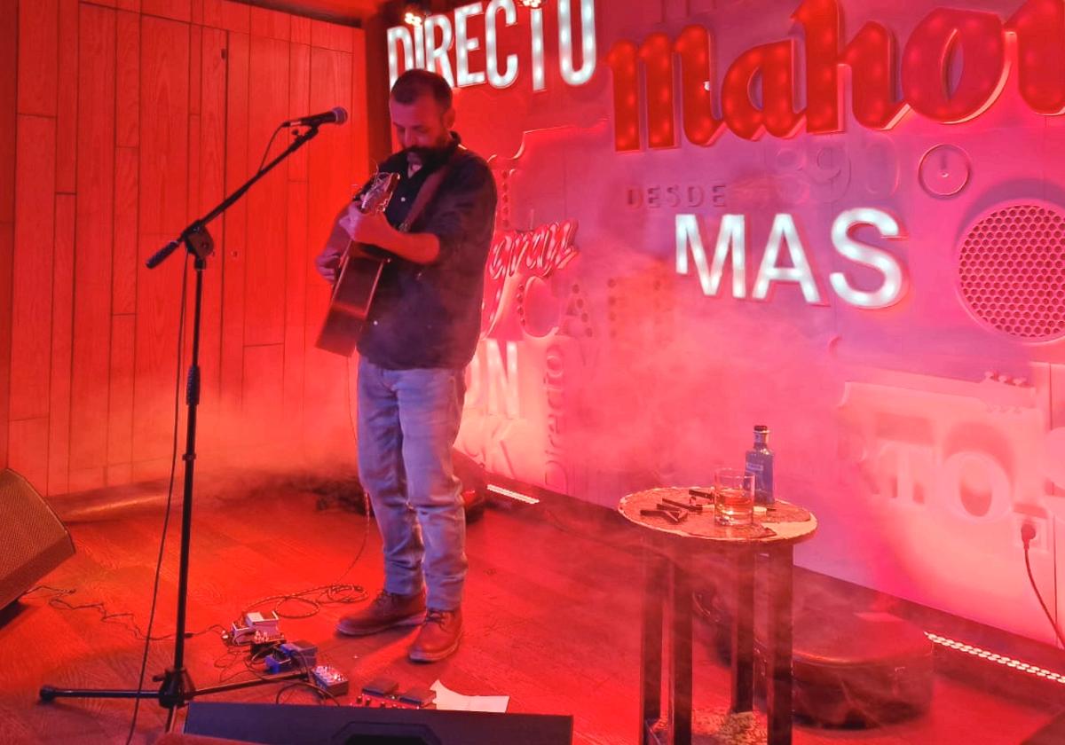 El cantautor Carlos Chaouen en el concierto de El Gran Café de León.