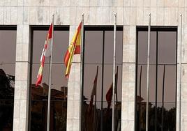 Imagen de las banderas en la Delegación Territorial de la Junta, con la de León ausente.