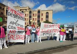 cae's ante la Residencia Mixta de Mayores de la Junta de Flores del Sil en Ponferrada.