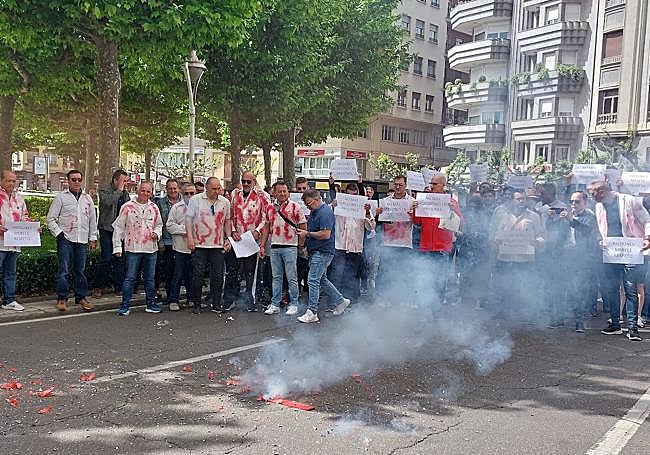 Los funcionarios de prisiones de Villahierro cortan durante veinte minutos el tráfico en la Plaza de La Inmaculada.