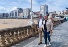 Los candidatos de León y Gijón han recorrido el Paseo del Muro con la playa de San Lorenzo de fondo.