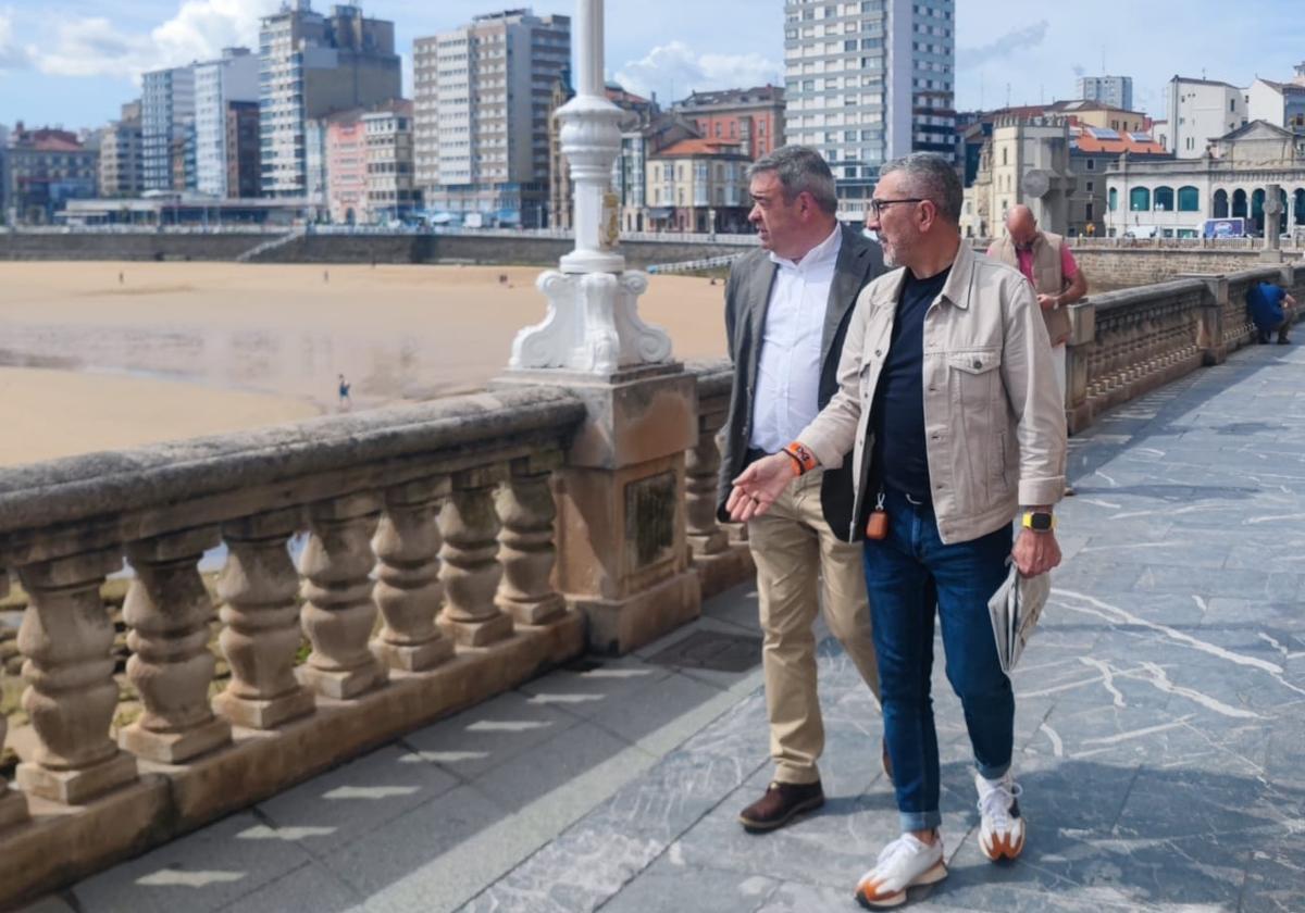 Los candidatos de León y Gijón han recorrido el Paseo del Muro con la playa de San Lorenzo de fondo.