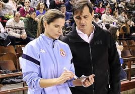 Luis Castillo, entrenador de la Cultural, junto a su ayudante, Bea Pacheco, en un partido de la actual temporada.