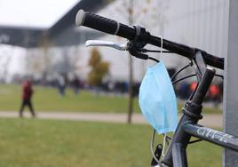 Una mascarilla en una bici frente al palacio de Exposicioens durante los meses de pandemia.