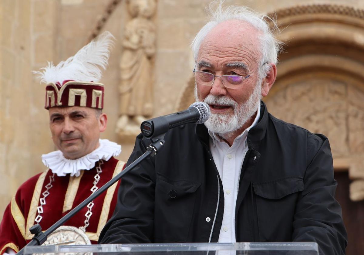 Juan Pedro Aparicio, uno de los impulsores del acto, en la lectura de los Decreta.