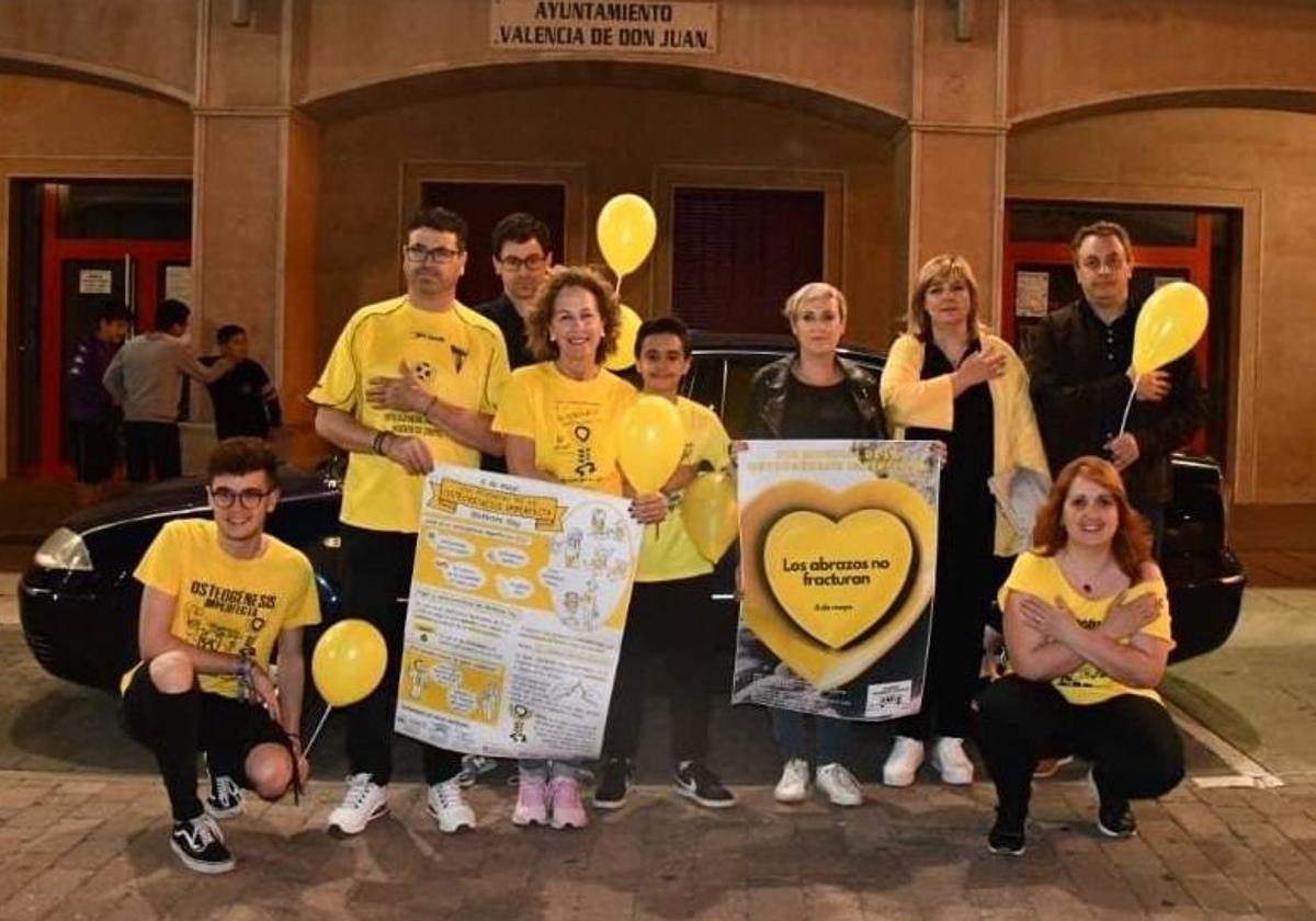 Valencia de Don Juan se viste de amarillo por el Día Mundial de la Osteogéneis imperfecta