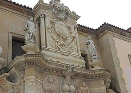 Imagen de la puerta principal del edificio de la Audiencia Provincial de León.