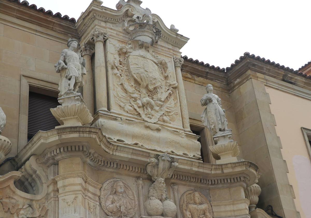 Imagen de la puerta principal del edificio de la Audiencia Provincial de León.