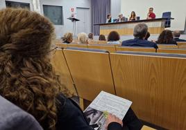 Un Salón de actos del Ayuntamiento de León lleno ha asistido a la presentación del 'Como Laia Lové', realizado por Laia Redondo, hija del humorista gráfico Lolo.