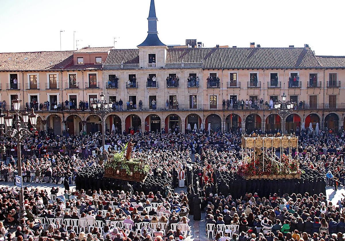 Procesión de Los Pasos en la Plaza Mayor cada viernes santos.