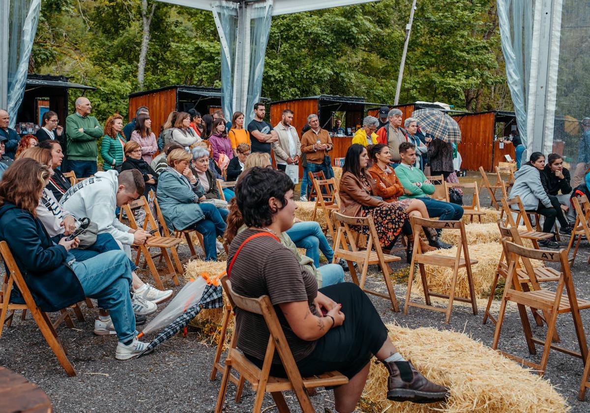 Este año el Ayuntamiento de Villablino celebró por primera vez la Feria del Libro en el Pozo María haciéndolo, además, con una temática muy propia: la mina, la lucha y la tsingua.