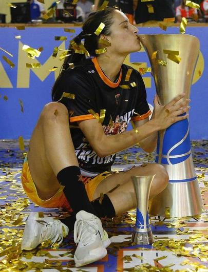 La leonesa Ángela Salvadores besa la copa de la Liga Femenina Endesa.