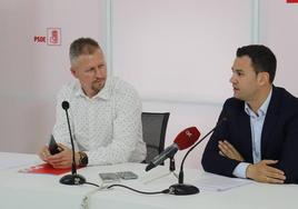 Jorge Pérez junto a Javier Alfonso Cendón en la rueda de prensa en la sede del PSOE de León.